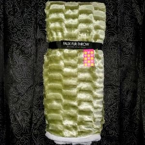 🛍$54 Sale🛍 FAUX FUR THROW, Thick Plush w/ Berber NWT Perfect 🎁 SOFT